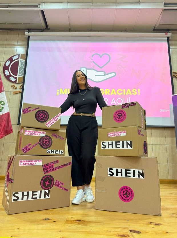 Valeria Bernardo junto a cajas de mercadería de SHEIN con los stickers de Emprendelandia